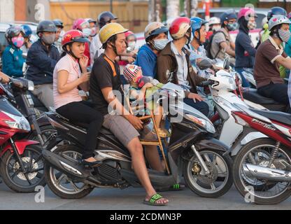 Les motards attendent aux feux de signalisation de la ville de Saigon Banque D'Images