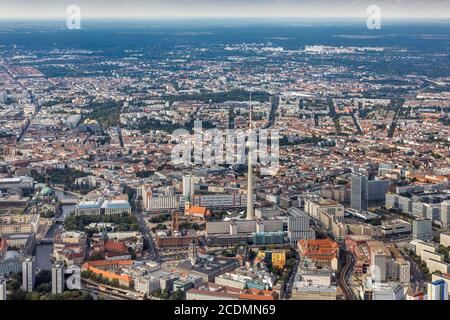 Vue aérienne, vue sur le centre avec (depuis la gauche) Cathédrale de Berlin, St. Marienkirche, Tour de télévision, Alexanderplatz, Berlin, Allemagne Banque D'Images