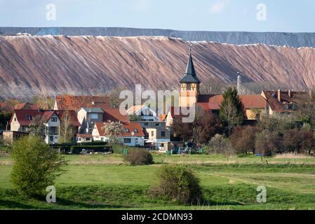 Usine de potasse Zielitz, tas de déblais, église de village, Loitsche, Saxe-Anhalt, Allemagne Banque D'Images