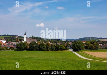 Vue sur le village avec église paroissiale Sankt Martin, Waging am See, Rupertiwinkel, haute-Bavière, Bavière, Allemagne Banque D'Images