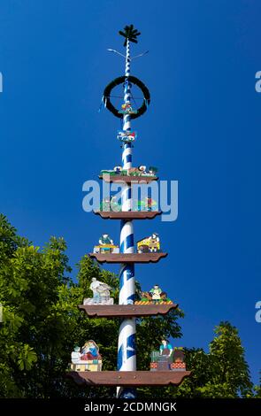 Maypole avec sculpture sur bois, waging am See, Rupertiwinkel, haute-Bavière, Bavière, Allemagne Banque D'Images