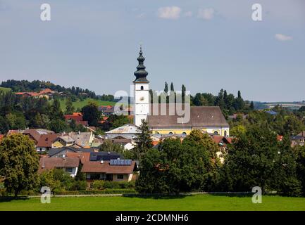 Vue sur le village avec église paroissiale Sankt Martin, Waging am See, Rupertiwinkel, haute-Bavière, Bavière, Allemagne Banque D'Images