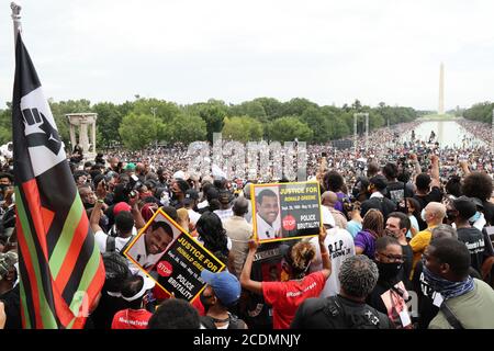 Washington, États-Unis. 28 août 2020. Les manifestants se rassemblent au Lincoln Memorial pour la marche « Get Your Knee Off Our Necks » sur Washington pour soutenir la justice raciale à Washington, DC, le vendredi 28 août 2020. La marche du 2020 mars sur Washington vient le 57e anniversaire de la marche historique du Dr. Martin Luther King, lorsqu'il a prononcé son discours « J'ai un rêve ». Photo de Jonathan Ernst/UPI crédit: UPI/Alay Live News Banque D'Images