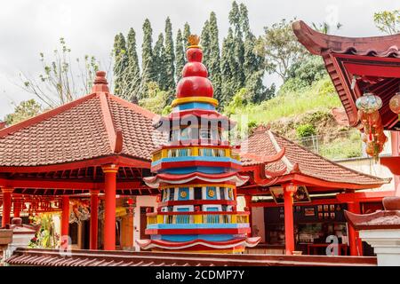 Four pour brûler du papier de jos au temple bouddhiste chinois Vihara Amurya Bhumi Blahbatuh. Kemenuh, Gianyar, Bali, Indonésie. Banque D'Images