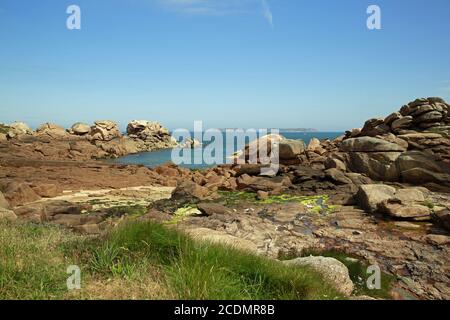 Rochers de granit sur la côte de granit rose à Ploumanach Banque D'Images