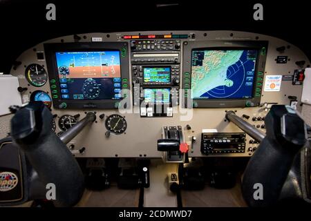 Le cockpit en verre (numérique) et les commandes de vol d'un Piper PA-28-181 Archer III Un système d'affichage avionique Avidyne FlightMax est installé Banque D'Images