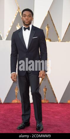 DOSSIER : 29 août 2020. Hollywood, États-Unis d'Amérique. 28 février 2016. HOLLYWOOD, CA - 28 FÉVRIER : Chadwick Boseman assiste à la 88e cérémonie annuelle des Academy Awards au Hollywood & Highland Center le 28 février 2016 à Hollywood, Californie. Personnes: Chadwick Boseman crédit: Storms Media Group/Alay Live News Banque D'Images