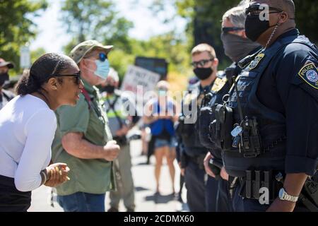 Portland, Oregon, États-Unis. 28 août 2020. Une jeune femme qui marchait avec le groupe tente de parler avec un DHS Dept. De l'officier de la sécurité intérieure lors de la "arche sur Portland, après le rêve," le vendredi 28 août 2020. L'événement a coïncidé avec la marche sur Washington, DC aujourd'hui marque le 57e anniversaire de Dr. King, Jr. ''I Have A Dream, '' discours. La marche de Portland a été organisée par la section NAACP de Portland et Fridays 4 Freedom, une organisation de jeunesse noire. Credit: Katharine Kimball/ZUMA Wire/Alay Live News Banque D'Images