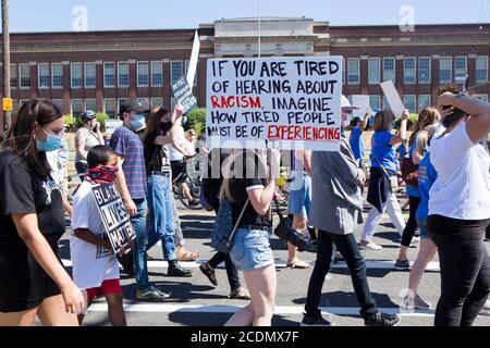 Portland, Oregon, États-Unis. 28 août 2020. Des milliers de personnes ont marché dans la « arche de Portland, suivant le rêve » qui a coïncidé avec la marche sur Washington, DC le vendredi 28 août 2020. Aujourd'hui marque le 57e anniversaire du discours de M. King, Jr. ''J'ai UN rêve, ''. La marche de Portland a été organisée par la section NAACP de Portland et Fridays 4 Freedom, une organisation de jeunesse noire. Credit: Katharine Kimball/ZUMA Wire/Alay Live News Banque D'Images