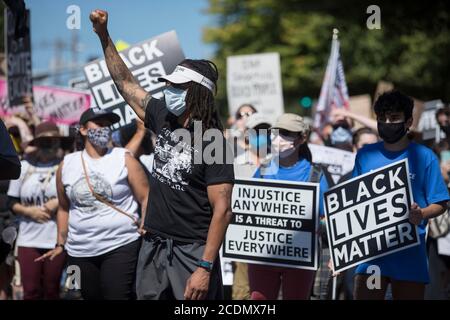 Portland, Oregon, États-Unis. 28 août 2020. Des milliers de personnes ont marché dans la « arche de Portland, suivant le rêve » qui a coïncidé avec la marche sur Washington, DC le vendredi 28 août 2020. Aujourd'hui marque le 57e anniversaire du discours de M. King, Jr. ''J'ai UN rêve, ''. La marche de Portland a été organisée par la section NAACP de Portland et Fridays 4 Freedom, une organisation de jeunesse noire. Credit: Katharine Kimball/ZUMA Wire/Alay Live News Banque D'Images