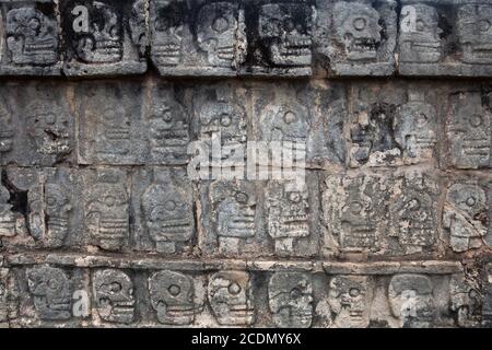 Tzompantli, mur de crânes aux ruines de Chichen Itza Toltec Maya, péninsule du Yucatan, Mexique Banque D'Images