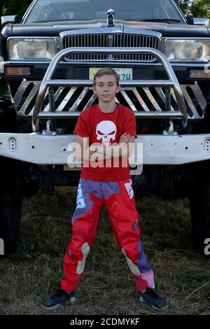 Németh Martin junior de 14 ans pose pour une photo avec son camion monstre Jaguar au XXL Monster Truck Show.le spectacle itinérant de Martin Team Hungary a été créé en 1997, entre mars et novembre chaque année, ils réalisent 200 spectacles en plein air dans plus de 30 destinations en Hongrie. Crédit : SOPA Images Limited/Alamy Live News Banque D'Images