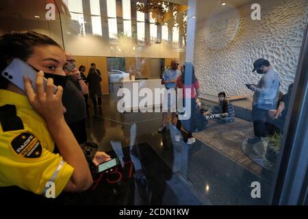 Portland, États-Unis. 28 août 2020. Trois manifestants s'assoient avec des armes verrouillées dans le hall de l'immeuble du maire Ted Wheeler à Portland, en Oregon, le 22 août 2020, au cours d'une action demandant que le bureau de police soit désfinancé. (Photo par Alex Milan Tracy/Sipa USA) crédit: SIPA USA/Alay Live News Banque D'Images