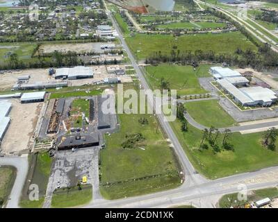 Une équipe de Corpus Christi, secteur de la Garde côtière et station aérienne, effectue un survol pour évaluer les dommages causés à Lake Charles, en Louisiane, le 27 août 2020, à la suite de l'ouragan Laura. Le vol a été effectué par Greg Abbott, gouverneur du Texas, le sénateur John Cornyn, sous-ministre adjoint. Steven D. Poulin, commandant de la région de l'Atlantique, NIM Kidd, chef de la Division Texas de la gestion des urgences, Tony Robinson, administrateur régional de la FEMA et chef principal du Commandement de la région de l'Atlantique, James Bach. (É.-U. Photo de la Garde côtière avec l'aimable autorisation de Sector/Air Station Corpus Christi) Banque D'Images