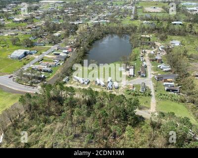 Une équipe de Corpus Christi, secteur de la Garde côtière et station aérienne, effectue un survol pour évaluer les dommages causés à Lake Charles, en Louisiane, le 27 août 2020, à la suite de l'ouragan Laura. Le vol a été effectué par Greg Abbott, gouverneur du Texas, le sénateur John Cornyn, sous-ministre adjoint. Steven D. Poulin, commandant de la région de l'Atlantique, NIM Kidd, chef de la Division Texas de la gestion des urgences, Tony Robinson, administrateur régional de la FEMA et chef principal du Commandement de la région de l'Atlantique, James Bach. (É.-U. Photo de la Garde côtière avec l'aimable autorisation de Sector/Air Station Corpus Christi) Banque D'Images