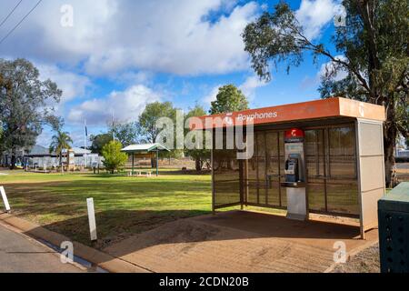 Boîte téléphonique dans une ville de campagne éloignée, Morven, Queensland, Australie Banque D'Images