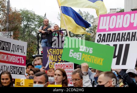 Kiev, Ukraine. 28 août 2020. Les manifestants tiennent des pancartes pendant la manifestation.l'Association des voyagistes de Tchernobyl et des représentants des divertissements, des boîtes de nuit, Et les secteurs des restaurants protestent contre l'interdiction de l'entrée des étrangers en Ukraine, le planning de travail limité la nuit, contre l'interdiction des divertissements et des événements imposée par les restrictions dues au coronavirus COVID-19. Pour empêcher la propagation de la deuxième vague de COVID-19 en Ukraine, le gouvernement a fermé les frontières aux étrangers de 00 h 00, du 28 août au 28 septembre. Crédit : SOPA Images Limited/Alamy Live News Banque D'Images