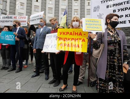 Kiev, Ukraine. 28 août 2020. Les manifestants tiennent des pancartes pendant la manifestation.l'Association des voyagistes de Tchernobyl et des représentants des divertissements, des boîtes de nuit, Et les secteurs des restaurants protestent contre l'interdiction de l'entrée des étrangers en Ukraine, le planning de travail limité la nuit, contre l'interdiction des divertissements et des événements imposée par les restrictions dues au coronavirus COVID-19. Pour empêcher la propagation de la deuxième vague de COVID-19 en Ukraine, le gouvernement a fermé les frontières aux étrangers de 00 h 00, du 28 août au 28 septembre. Crédit : SOPA Images Limited/Alamy Live News Banque D'Images