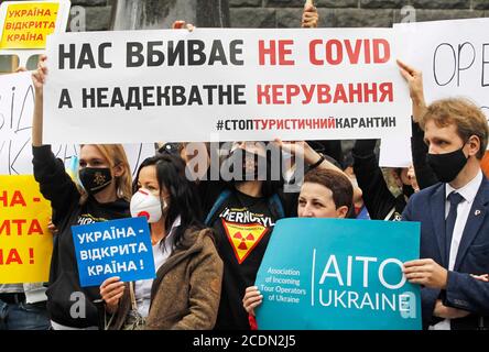 Kiev, Ukraine. 28 août 2020. Les manifestants tiennent des pancartes pendant la manifestation.l'Association des voyagistes de Tchernobyl et des représentants des divertissements, des boîtes de nuit, Et les secteurs des restaurants protestent contre l'interdiction de l'entrée des étrangers en Ukraine, le planning de travail limité la nuit, contre l'interdiction des divertissements et des événements imposée par les restrictions dues au coronavirus COVID-19. Pour empêcher la propagation de la deuxième vague de COVID-19 en Ukraine, le gouvernement a fermé les frontières aux étrangers de 00 h 00, du 28 août au 28 septembre. Crédit : SOPA Images Limited/Alamy Live News Banque D'Images