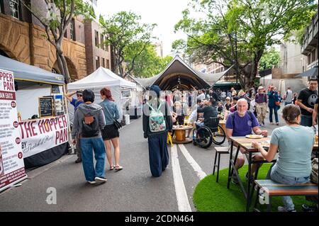 Magasins d'alimentation au marché The Rocks pendant un été nuageux après-midi Banque D'Images