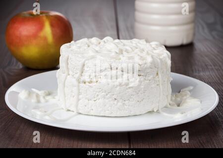 Fromage cottage sur table en bois Banque D'Images