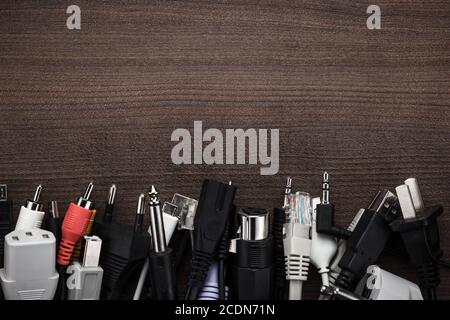 différents câbles sur la table Banque D'Images