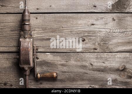 perceuse à main rétro sur table en bois Banque D'Images