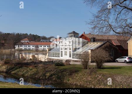 Mariefred, Suède - avril 20 2019 : la vue de la construction blanche de l'orangerie sur le territoire du château de Gripsholm le 20 2019 avril à Mariefred, Suède. Banque D'Images