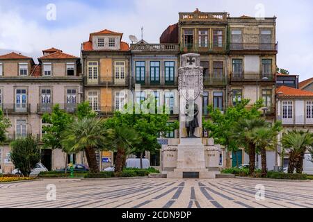 Place Praca de Carlos Alberto au design pavé orné menant au Monument historique des morts de la Grande Guerre 1914-1916 à Porto, Portugal Banque D'Images