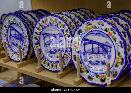 Porto, Portugal - 29 mai 2018 : détail des plaques de céramique portugaise azulejo traditionnelles très ornées exposées dans une boutique de souvenirs Banque D'Images