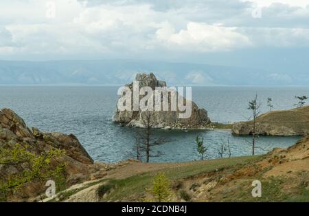 Shamanka Rock sur Olkhon. Un des neuf lieux saints de l'Asie. Cap Burhan. Paysage du lac Baikal de Sibérie. Banque D'Images