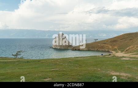 Shamanka Rock sur Olkhon. Un des neuf lieux saints de l'Asie. Cap Burhan. Paysage du lac Baikal de Sibérie. Banque D'Images