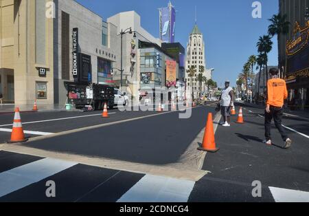 Los Angeles, États-Unis. 29 août 2020. L'artiste murale Luckie Alexander, un Trans-homme noir, vérifie la surface en préparation de la fresque « All Black Lives Matter » sur Hollywood Blvd. Le jeudi 27 août 2020. La fresque servira d'hommage à la suite d'une protestation massive contre le racisme et en solidarité avec la communauté noire LGBTQ à la suite du meurtre de George Floyd à Minneapolis. L'installation permanente est bordée par les théâtres Dolby, TCL Chinese et El Capitan. Photo de Jim Ruymen/UPI crédit: UPI/Alay Live News Banque D'Images