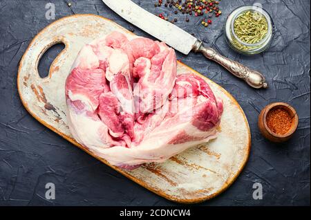 Un gros morceau de viande de porc et un couteau à viande tableau Banque D'Images