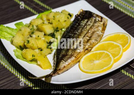 Maquereaux grillés avec la salade de pommes de terre et citron Banque D'Images