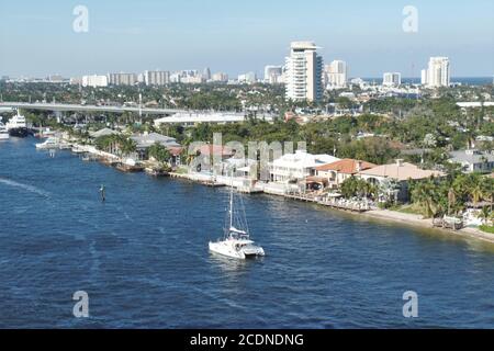 Paysage urbain de fort Lauderdale, Floride avec le front de mer en premier plan Banque D'Images