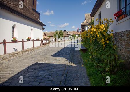 Rue dans un charmant village holloko, partie historique du village, Hongrie Banque D'Images