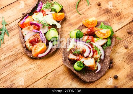 Sandwichs appétissants ou bruschetta à base de légumes et de viande Banque D'Images