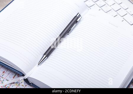 Bloc-notes vierge avec stylo sur la table de bureau Banque D'Images