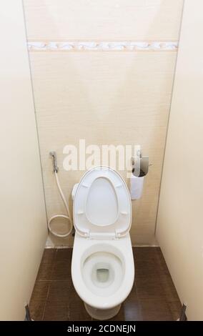 cuvette de toilettes dans le placard à eau Banque D'Images