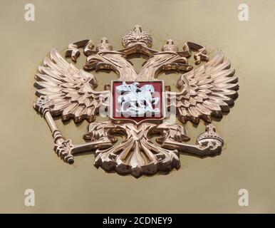 Symboles d'État de la Russie, emblème de l'aigle à double tête. Banque D'Images