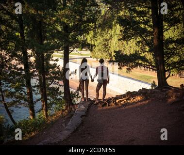 Couple dans la lumière du matin avec la mer sur fond Banque D'Images