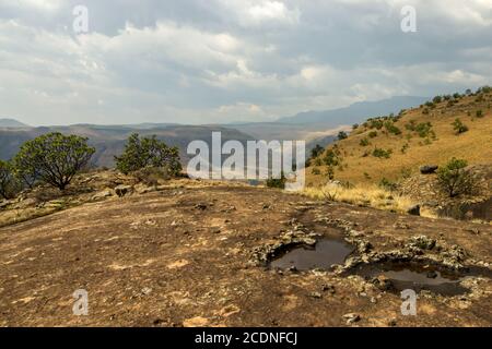 Vue depuis le sommet du col de Van Heyningen, dans le centre des montagnes de Drakensberg, en Afrique du Sud, après une tempête Banque D'Images