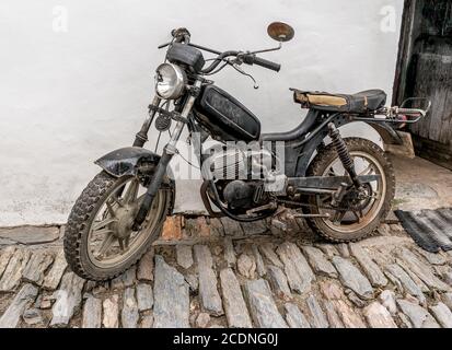 La vieille, moto rouillée Banque D'Images