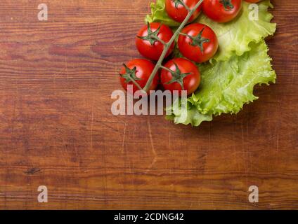Tomates cerises fraîches sur fond de bois rustique Banque D'Images