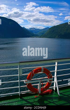 Fjord vu depuis le pont de bateau Banque D'Images