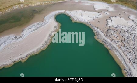 Magnifique jeu de couleurs dans le lagon salé du désert d'Atacama, au Chili Banque D'Images