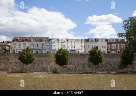 Maisons mitoyennes multicolores sur le mur de ville de West Quay à Southampton, Hampshire au Royaume-Uni, prises le 10 juillet 2020 Banque D'Images