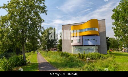 Groningen, pays-Bas - 8 août 2020 : Maison murale colorée présentant l'architecture postmoderne internationale de l'architecte américain John Quentin Hejduk Banque D'Images