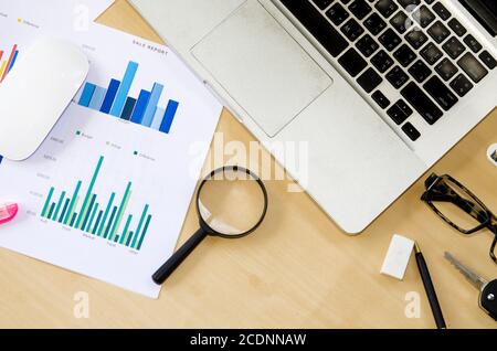 Travail de bureau avec ordinateur portable Banque D'Images